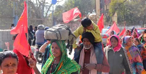 लघुवित्तपीडित कडा सुरक्षा घेरा भएको संसद् भवन परिसरमा प्रदर्शनकारीहरू