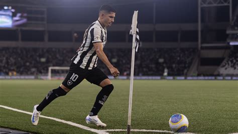 Botafogo Vence Bragantino Retoma Ponta Das M Os Do Palmeiras E Abre Frente