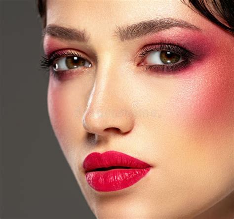 Belle Jeune Femme De Mode De Rouge à Lèvres Rouge Femme Brune Avec Une