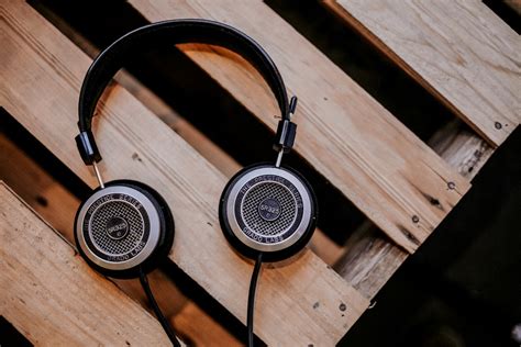 Headphones Vs Earbuds How To Choose For The Best Music Experience