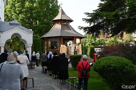 Slujirile Ierarhilor Hunedoreni La Praznicul N L Rii Domnului