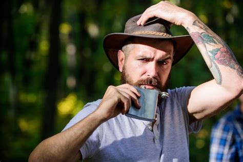 La Aventura Comienza Desde El Primer Sorbo Bebida Alcoh Lica Hombre