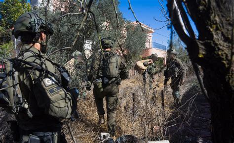 Soldats Israelians Hissen Una Bandera DIsrael A Maroun Al Ras Al