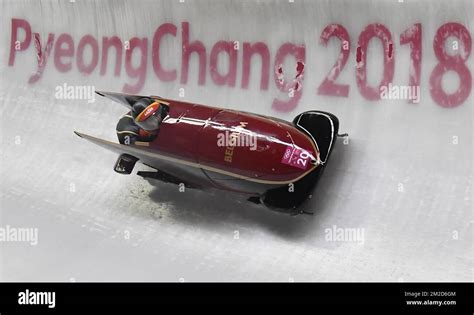 Pilote De Bobsleigh Belge Une Vannieuwenhuyse Et Un Brise Bobsleigh Belge Sophie Vercruyssen