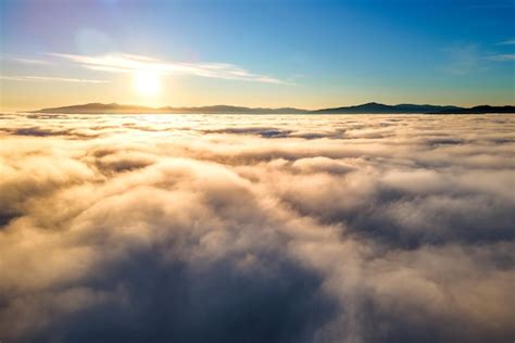 Vista A Rea De La Puesta De Sol Amarilla Sobre Nubes Blancas Hinchadas