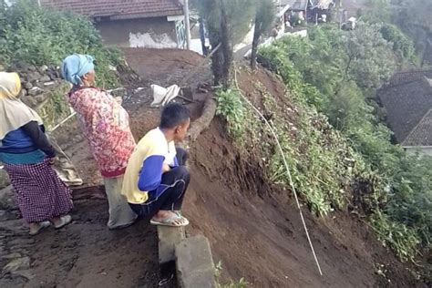 Longsor Di Probolinggo Akses Jalan Terganggu Dan Satu Rumah Rusak