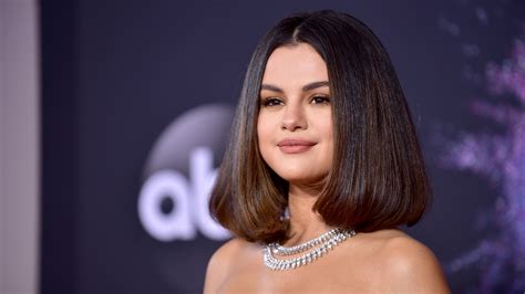 Selena Gomez Has Blonde Hair Details Photos Allure