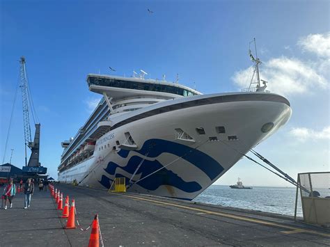 Sapphire Princess Arriba Al Puerto De Coquimbo Con Turistas A