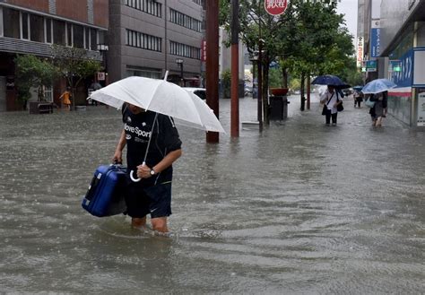 ＜佐賀豪雨＞濁水、市街地のむ 県内記録的豪雨 立ち往生、県都まひ ｜行政・社会｜佐賀新聞ニュース｜佐賀新聞live