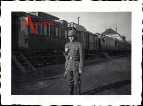 Foto Deutsche Wehrmacht Soldat In Uniform Stahlhelm Gewehr Mit