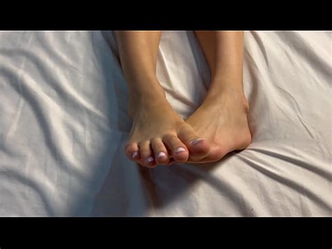 Usando meus pés para fazer o safado gozar XVIDEOS