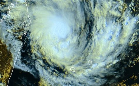 FORTE TEMPÊTE TROPICALE BELAL ALERTE ORANGE CYCLONIQUE À LA RÉUNION