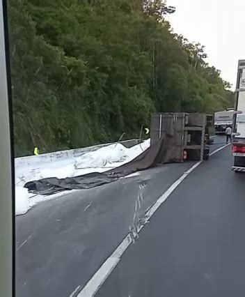 Carreta Tomba E Provoca Interdi O Na Br Em Barra Do Turvo Sp