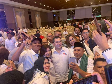 Momen Kader Partai Perindo Antusias Minta Swafoto Bareng Hary Tanoe