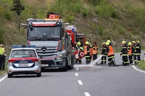 Schwerer Verkehrsunfall Auto auf Wiener Straße in Neukirchen bei