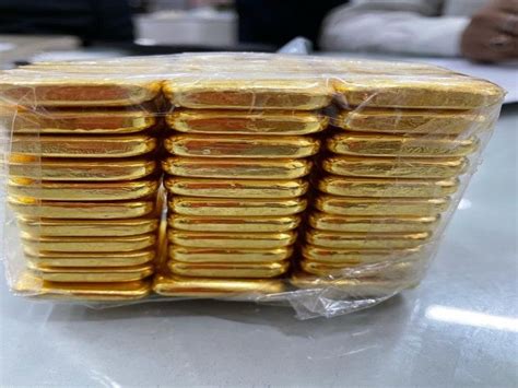 One Crore Lakh Gold Caught At Lucknow Airport Gold Biscuits