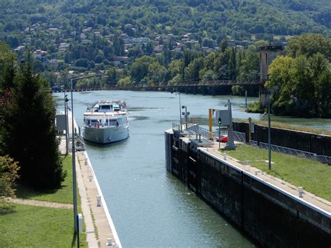 Rh Ne L Cluse De Rochetaill E Un Lieu De Promenade Sur La Sa Ne