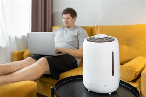 El Humidificador De Aire Blanco Humidifica El Aire Seco Hombre Sentado