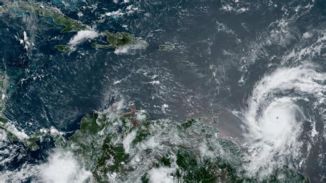 Huracán Beryl Se Debilita A Categoría 3 Continúa Su Avance Por El Mar