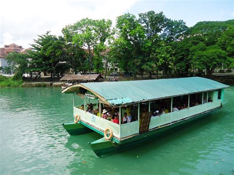 the traveller & her thoughts: LOBOC RIVER CRUISE