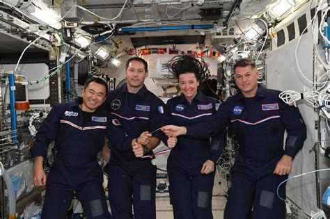 La Nave Crew Dragon Regresa De La Iss Con Cuatro Astronautas A Bordo