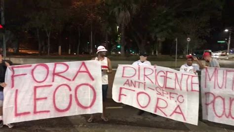 Torcedores Do S O Paulo Protestam Na Porta Do Morumbi Ap S Jogo Contra