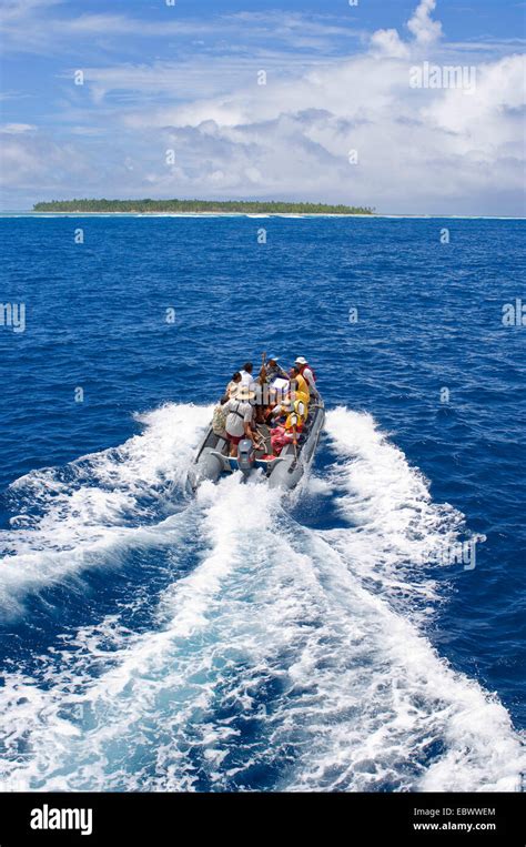 Tourists crossing to palmerston island hi-res stock photography and ...