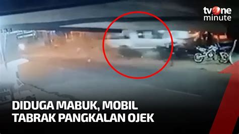 Detik Detik Pengendara Mobil Tabrak Pangkalan Ojek Tvone Minute Youtube