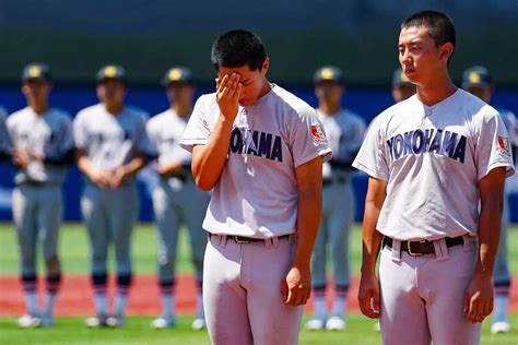 神奈川大会決勝の表彰式で優勝した慶応ナインを背に涙する横浜・杉山（中央） ― スポニチ Sponichi Annex 野球