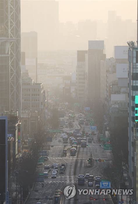 황사로 뿌연 서울 도심 연합뉴스