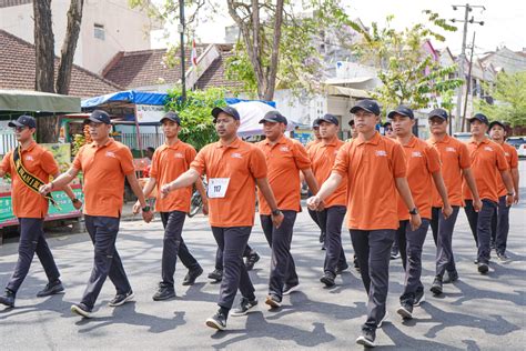 Lomba Gerak Jalan Bapak Ibu Guru Smk Islam Blitar Meriahkan