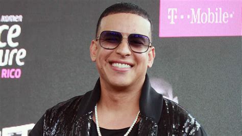 Daddy Yankee Sale A Las Calles En Puerto Rico Para Llevar Ayuda Fotos