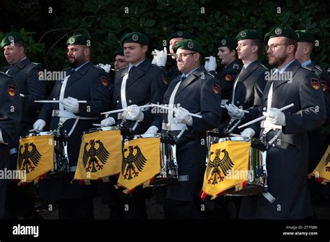 Das Stabsmusikkorps Der Bundeswehr Und Das Wachbataillon Marschieren