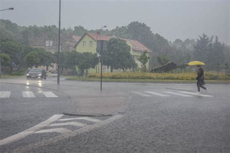 Zielona G Ra Ulice Zamieni Y Si W Rzeki Ulewne Deszcze Zala Y Miasto