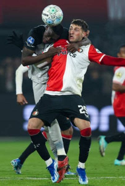 Santiago Giménez sigue sin anotar pero el Feyenoord gana 1 0 al AZ