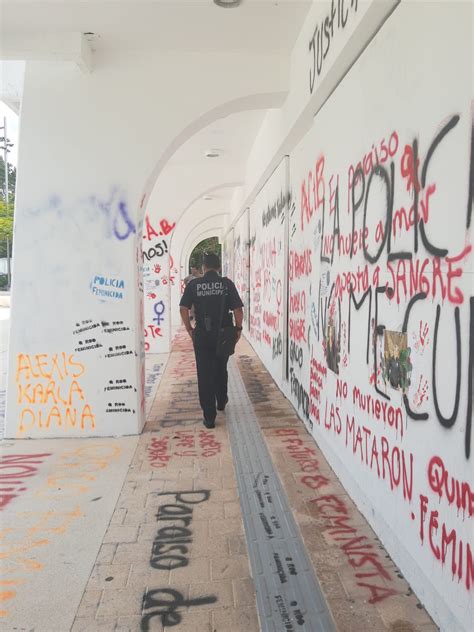 Pintas De Feministas Adornan El Palacio Municipal En Canc N