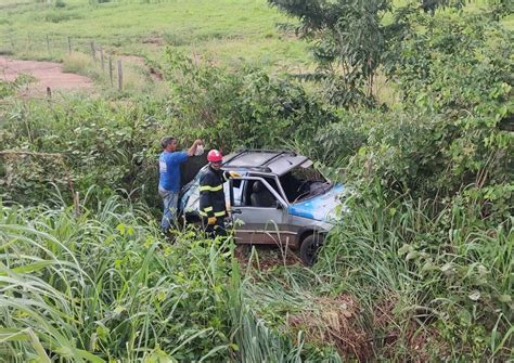 Casal de idosos fica ferido após carro capotar e cair em ribanceira na