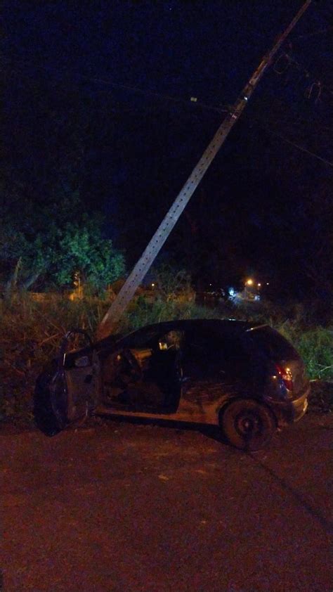 Homem é preso após dirigir embriagado e bater em poste de energia em