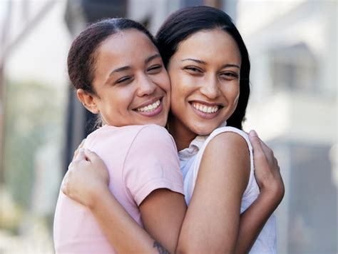 Las Mujeres Que Se Unen O Abrazan En La Ciudad Apoyan La Confianza O La