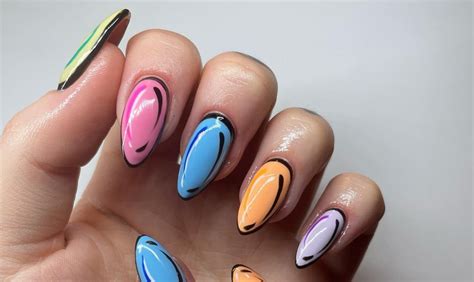 Το Viral Pop Art Manicure Trend μοιάζει σαν να βγήκε από κόμικ Instyle