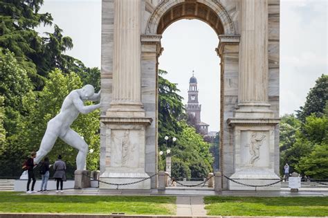 Un Gigante Di Quasi Metri All Arco Della Pace Il Significato Della