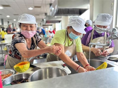 高市據點好廚料理大賽 長輩下廚展身手 生活 高市據點好廚料理大賽 長輩下廚展身手 青年日報