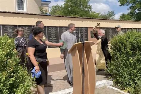 VIDEO La insólita pelea entre sacerdotes ortodoxos en el funeral de un