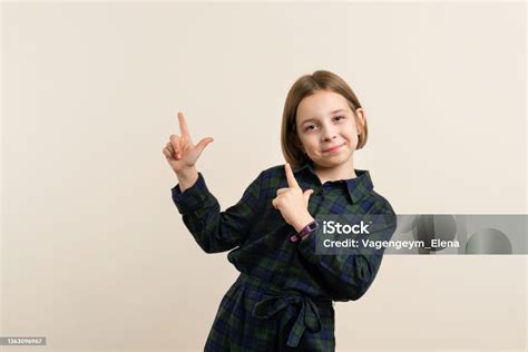 Anakanak Menunjuk Dengan Dua Jari Foto Stok Unduh Gambar Sekarang