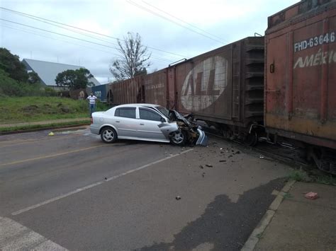 Motorista fica ferido após batida entre carro e trem em Guarapuava