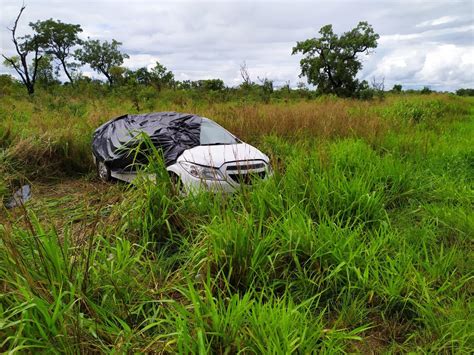 Mulher fica ferida após carro sair da pista e capotar em rodovia do