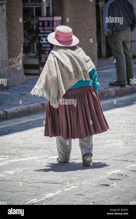 Indigenous woman crossing the street in Cuenca Ecuador Stock Photo - Alamy