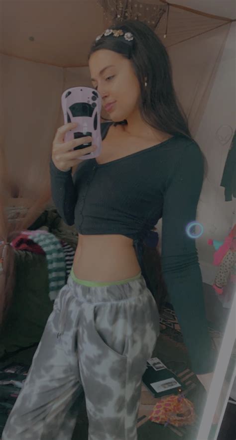 Tiny Waist Mirror Selfie 🤳 32f Rselfie