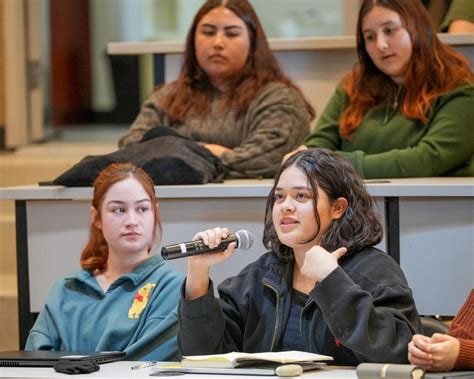 COMPARTE NORMA BUSTAMANTE A JÓVENES LOS RETOS DE LA MUJER EN EL SIGLO