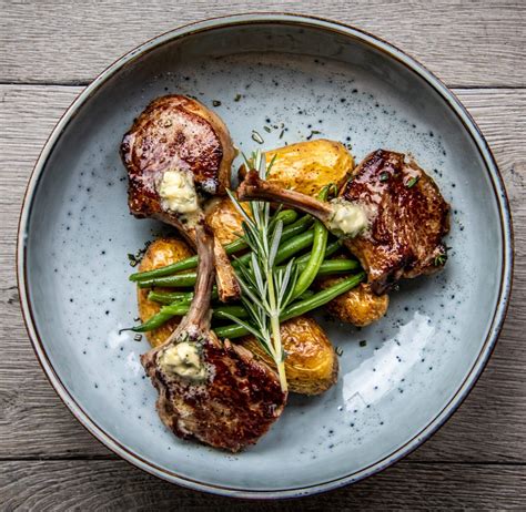 Lamskoteletjes Met Krieltjes Met Vijf Aan Tafel